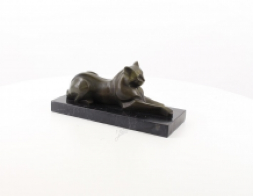 Bronzeskulptur einer liegenden Katze, modernistischer Stil