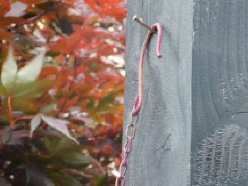 Ein verschnörkelter Kerzenhalter, eine Blumenzwiebel, ein Kerzenständer