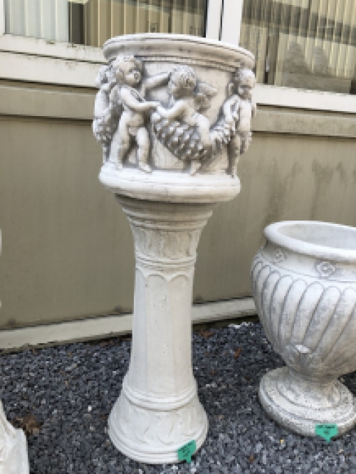 Schöne schwere volle Stein Blumentopf Vase mit Engeln auf Sockel