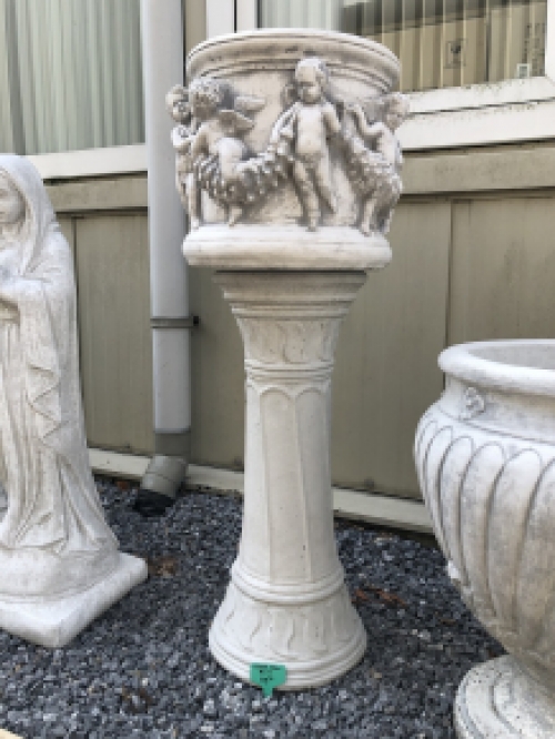 Schöne schwere volle Stein Blumentopf Vase mit Engeln auf Sockel
