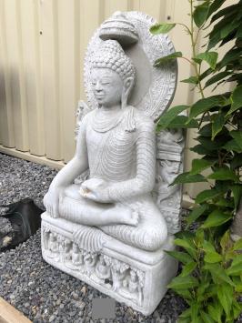 Boeddha op troon white wash, vol steen.
