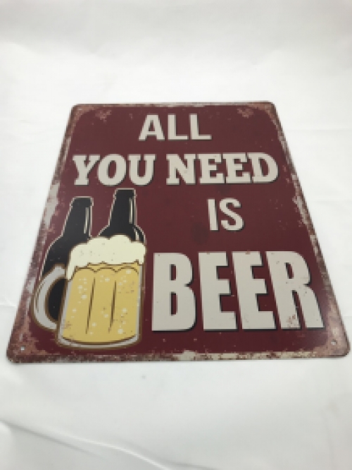 Bordje met de tekst: 'ALL YOU NEED IS BEER', mooie sign!