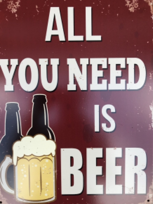 Schild mit der Aufschrift: 'ALL YOU NEED IS BEER', schönes Schild!