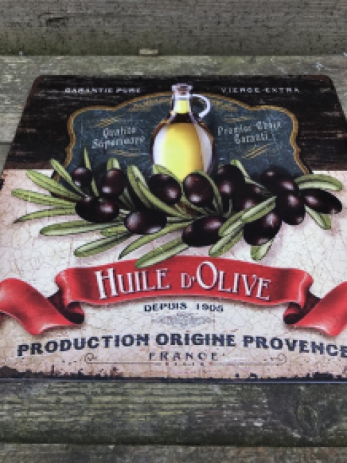 Metalen bordje met olijven, olijfolie en de tekst: ''HUILE D'OLIVE''