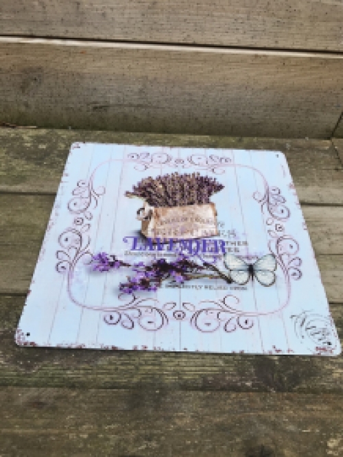 Metalen bordje met lavendel en de tekst: 'LAVENDER'