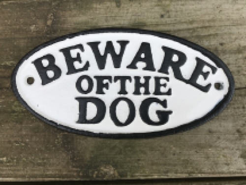 Een gietijzeren bordje met hierop de tekst: ''BEWARE OF THE DOG'', mooie vette letters!