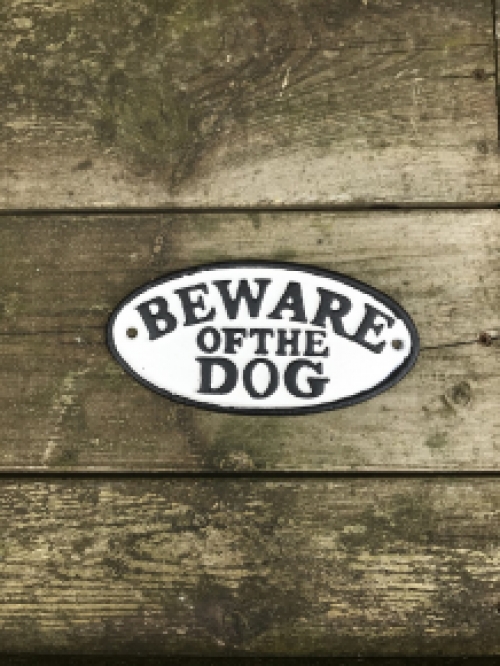 Een gietijzeren bordje met hierop de tekst: ''BEWARE OF THE DOG'', mooie vette letters!