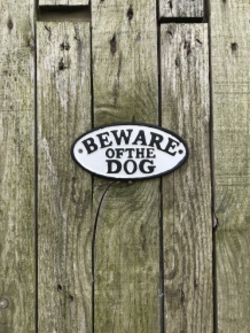 Ein gusseisernes Schild mit der Aufschrift: ''BEWARE OF THE DOG'', schöne fette Buchstaben!