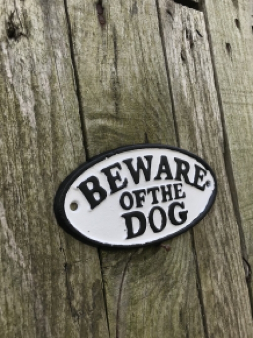 Een gietijzeren bordje met hierop de tekst: ''BEWARE OF THE DOG'', mooie vette letters!