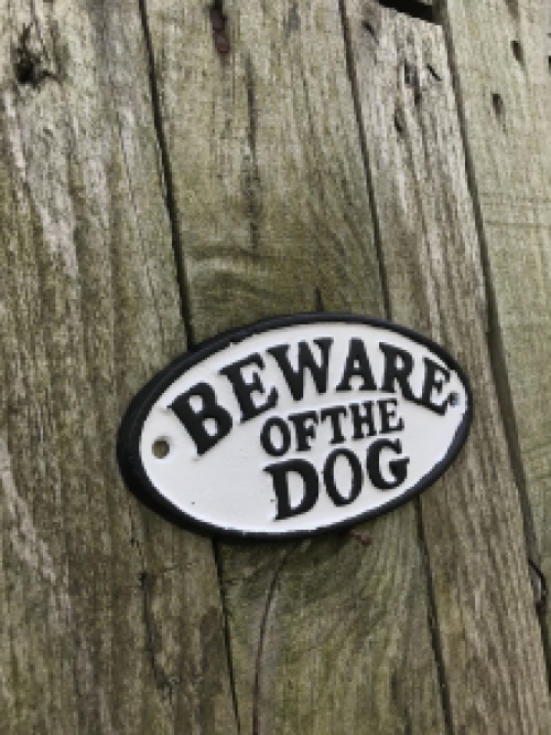 Ein gusseisernes Schild mit der Aufschrift: ''BEWARE OF THE DOG'', schöne fette Buchstaben!