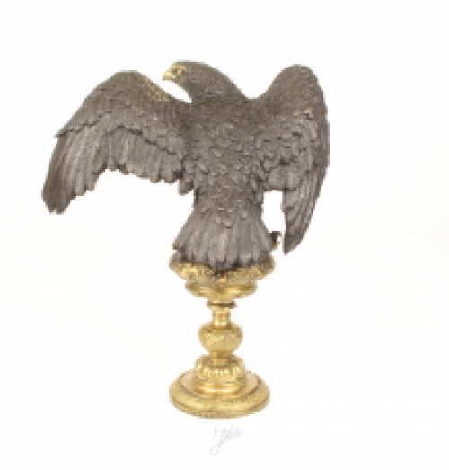 Een bronzen beeld van een adelaar, zeer fraai in detail !!