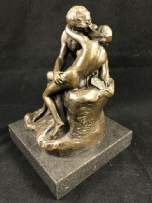 Een bronzen beeld van de kus, by Rodin.