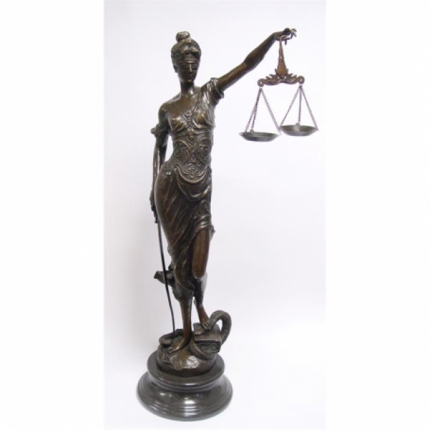 Eine Bronzestatue/Skulptur einer riesigen Lady Justice