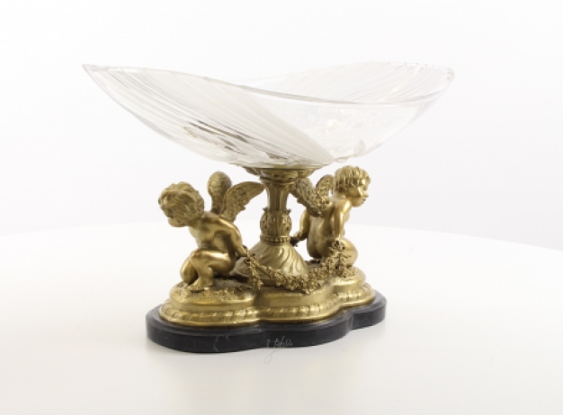 Een bronzen beeld/sculptuur van 2 engelen met een glazen schaal