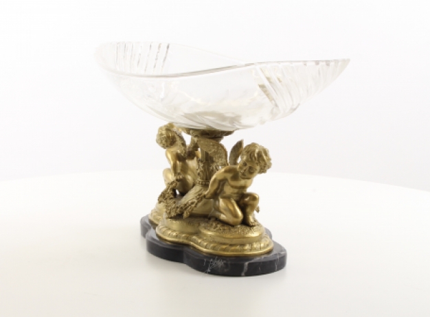 Een bronzen beeld/sculptuur van 2 engelen met een glazen schaal