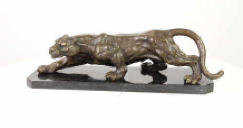 Eine Bronzestatue eines umherstreifenden Panther