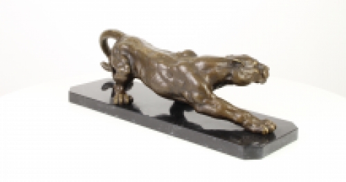 Een bronzen beeld van een sluipende PANTHER