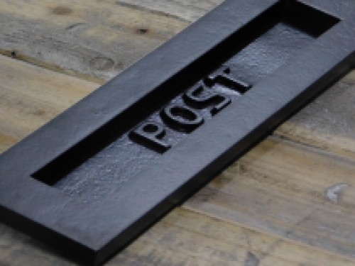 Briefschlitzpostklappe, Eisen, schwarz lackiert mit Klappenfeder