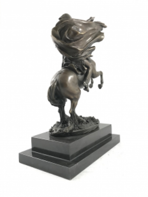 Eine Bronzestatue von Napoleon zu Pferd