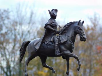 Bronzestatue Friedrich der Große zu Pferd – auf Marmorsockel