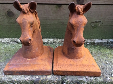 Boekensteunenset gietijzeren paardenhoofden