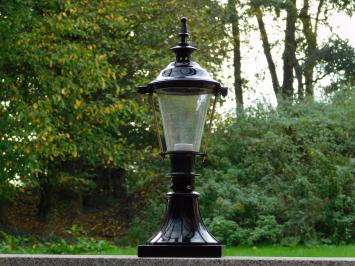 Klassische Außenleuchte – 59 cm – Schwarz – Quadratischer Lampenfuß und Schirm mit Messingfassung