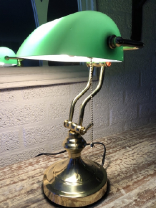 Een prachtige messing-groen glazen banking desk buro lamp