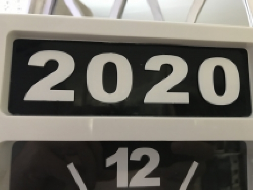 Een ByBoo-klok met jaar, datum en tijd, kan staan, maar kan ook aan de muur hangen, wit