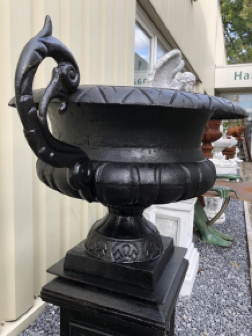 Gusseiserne Vase auf gusseiserner Säule, schwer und robust-schwarz.