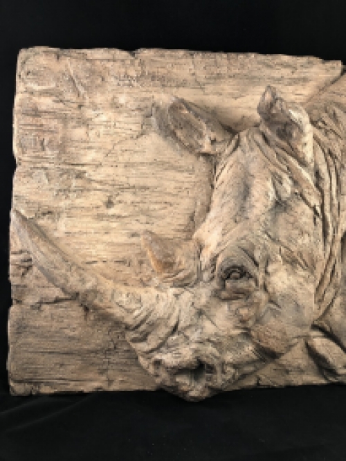Wandornament woodlook met 3 D afbeelding van een neushoorn, polystone-wood..