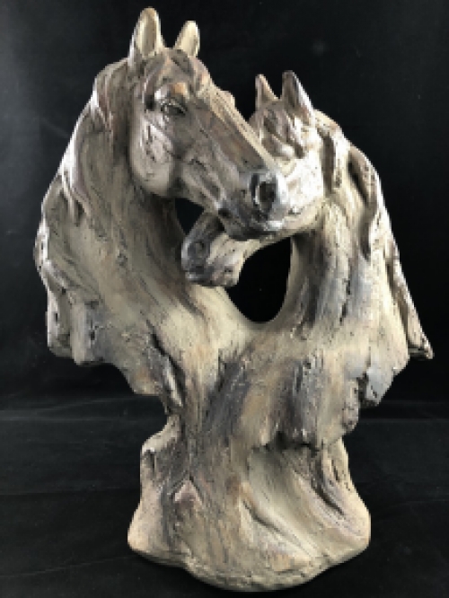 Wunderschöne Pferdestatue mit zwei Pferdeköpfen, Holzoptik.