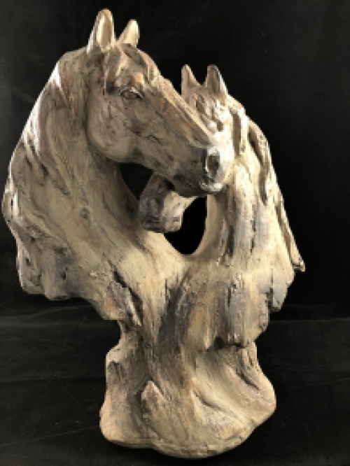 Wunderschöne Pferdestatue mit zwei Pferdeköpfen, Holzoptik.