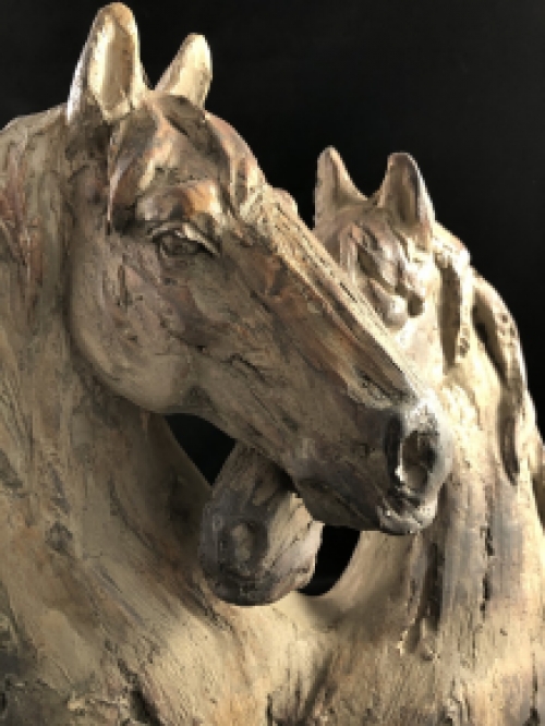 Wunderschöne Pferdestatue mit zwei Pferdeköpfen, Holzoptik.