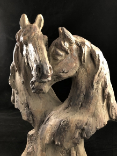 Wunderschöne Pferdestatue mit zwei Pferdeköpfen, Holzoptik.
