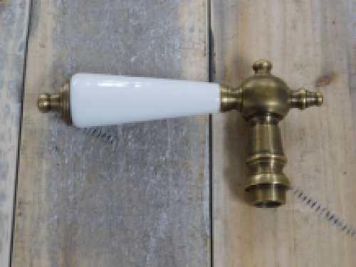 1 deurklink messing met keramisch handvat wit en inclusief doorn.