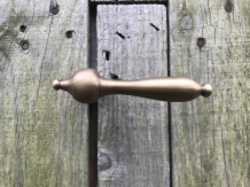 Deurklink / deurkruk, gemaakt van gepatineerd messing, inclusief doorn