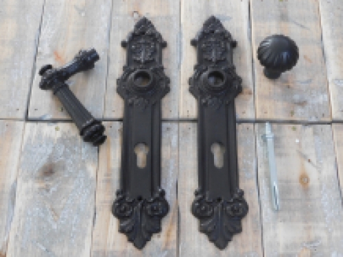 Set deurbeslag als antiek ijzer - klink, knop, wisselstift + 2 deurplaten - antiek ijzer