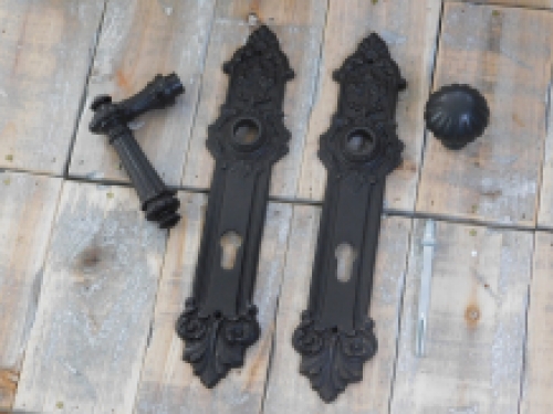 Set deurbeslag als antiek ijzer - klink, knop, wisselstift + 2 deurplaten - antiek ijzer
