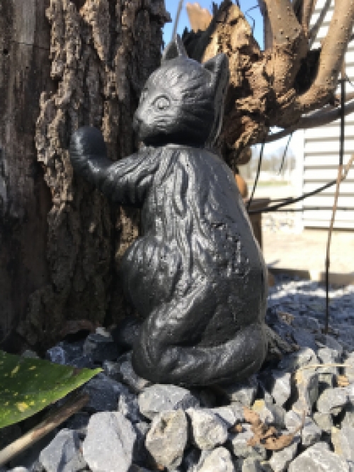 Zwarte kat sculptuur