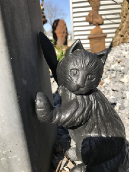 Skulptur einer schwarzen Katze