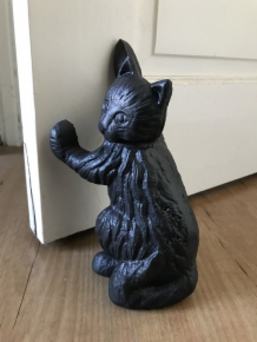 Skulptur einer schwarzen Katze