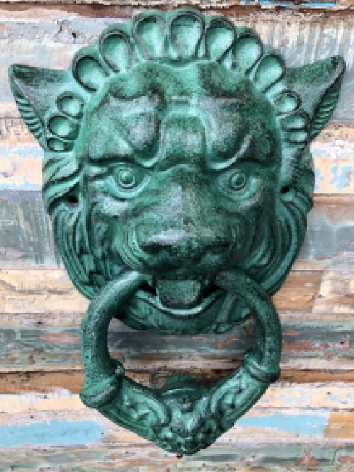 Prachtige grote leeuwekop als deurklopper, gietijzer-green.
