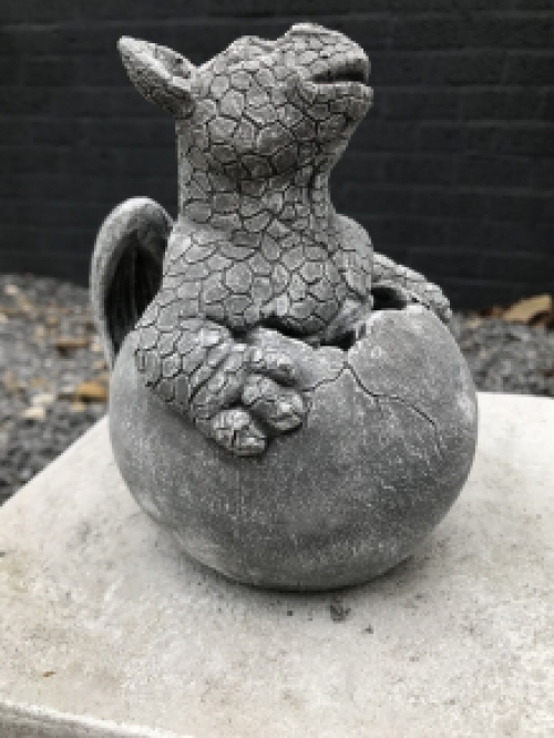 Stenen figuur dinosaurus Baby in het ei - Draak figuur, Dierfiguur Kleine draak in het ei