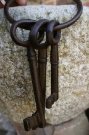 Vorhängeschloss aus antikem Eisen mit Logo des Königshauses.