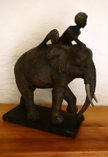Skulptur olifant met ruiter, Polystein