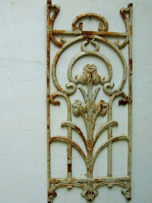 Metalen sierrek, art nouveau, rozenrek als landelijke decoratie, wandrek tulp.