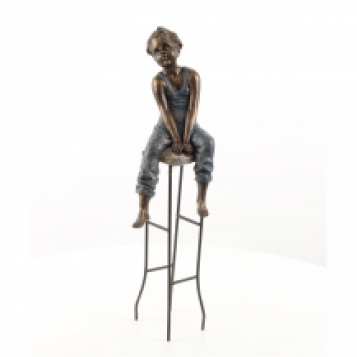 Polystone-Skulptur eines kleinen Jungen auf einem Stuhl