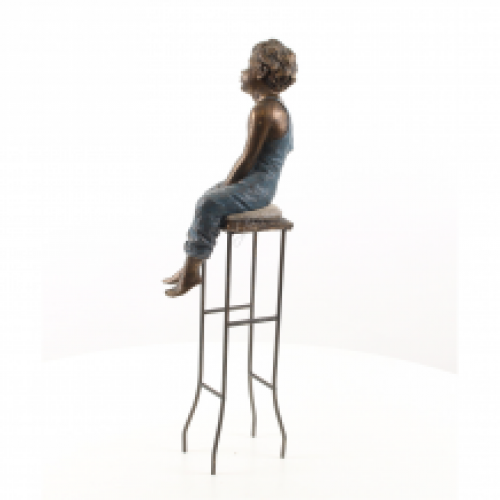 Polystone-Skulptur eines kleinen Jungen auf einem Stuhl