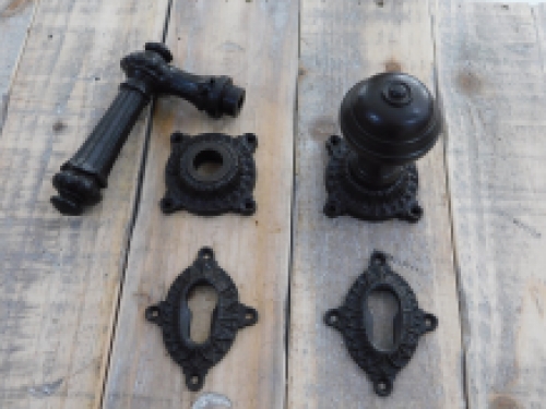 Set deurbeslag - knop en klink met rozetten - PZ - antiek ijzer