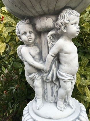 Schöne schwere volle Stein Blumentopf Vase von Engeln getragen